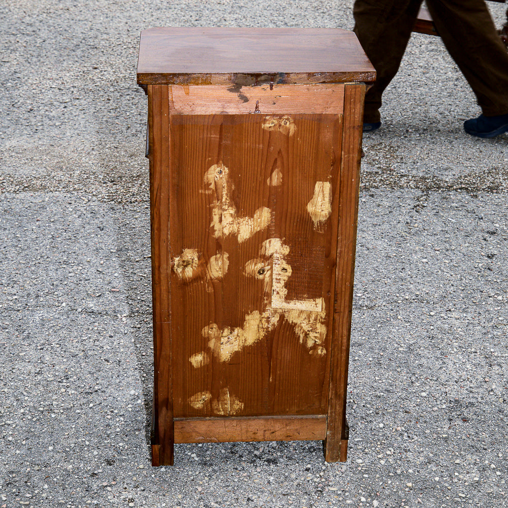 Comodino singolo in noce con piedini torniti Italia epoca 800