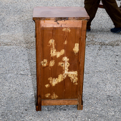 Comodino singolo in noce con piedini torniti Italia epoca 800