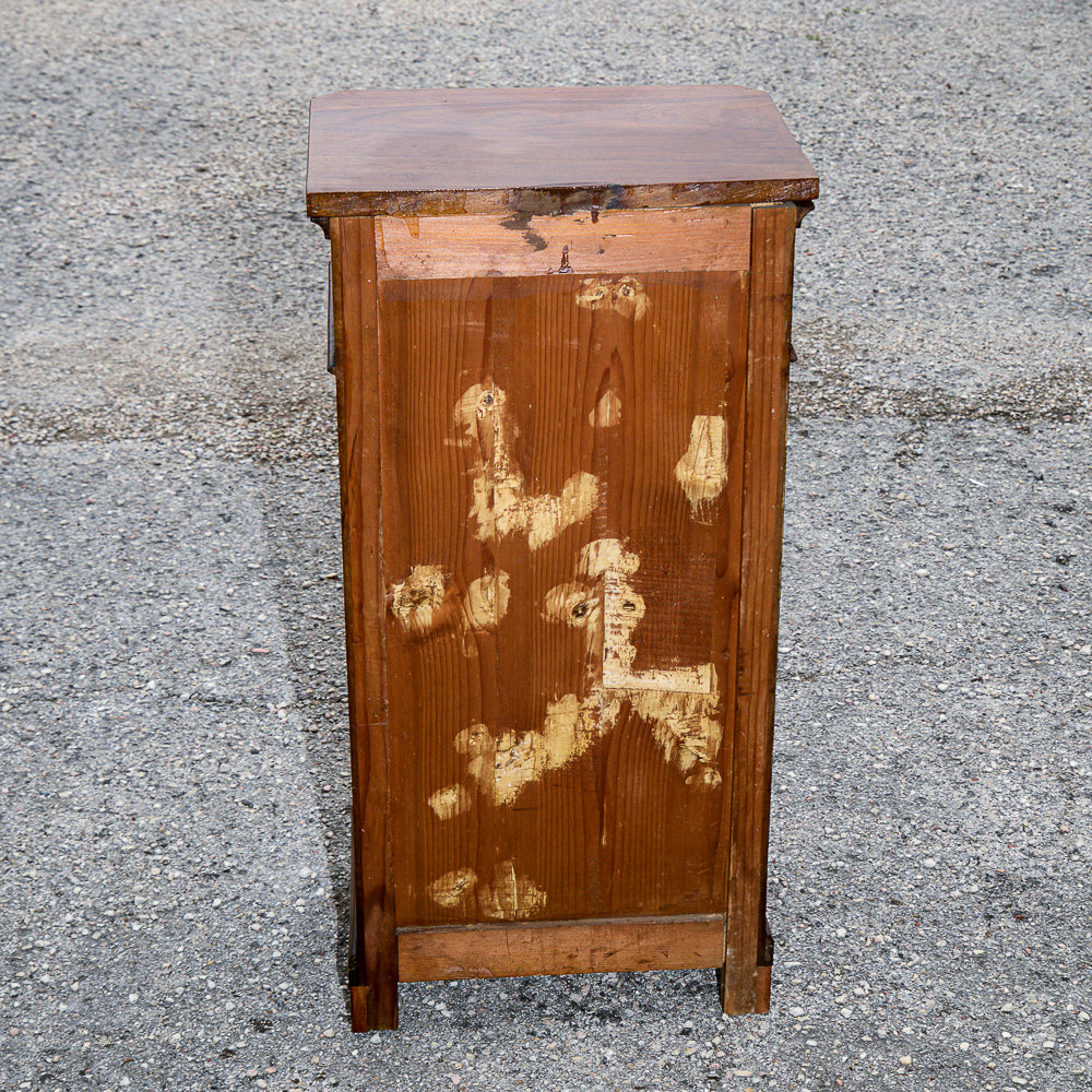 Comodino singolo in noce con piedini torniti Italia epoca 800
