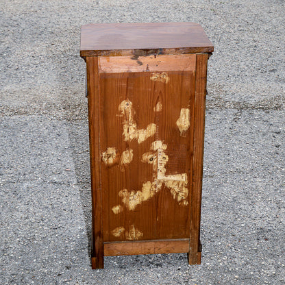 Comodino singolo in noce con piedini torniti Italia epoca 800