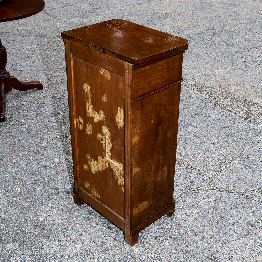 Comodino singolo in noce con piedini torniti Italia epoca 800