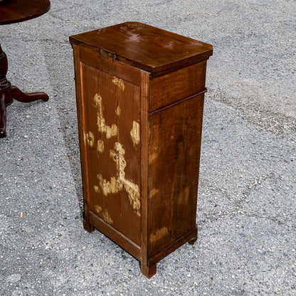 Comodino singolo in noce con piedini torniti Italia epoca 800