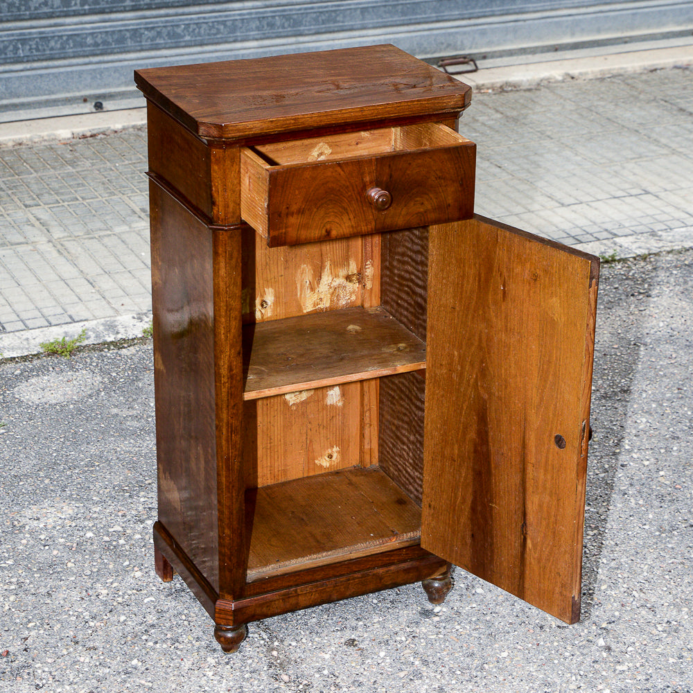 Comodino singolo in noce con piedini torniti Italia epoca 800