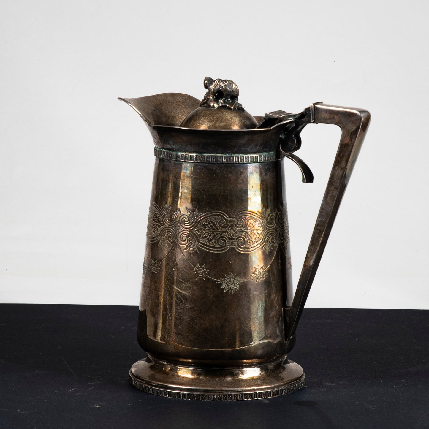 Brocca cioccolatiera in Sheffield con decori incisi e fusione a pieno epoca 1950