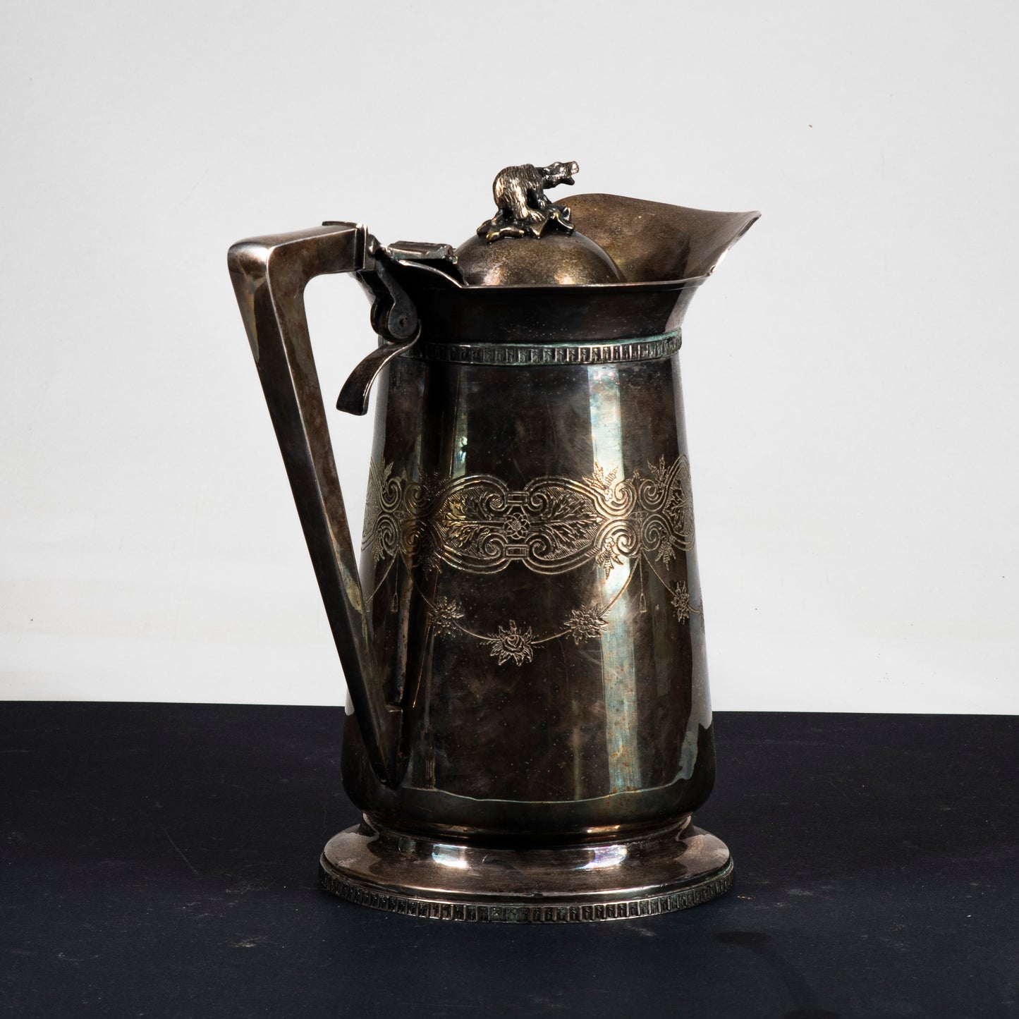 Brocca cioccolatiera in Sheffield con decori incisi e fusione a pieno epoca 1950