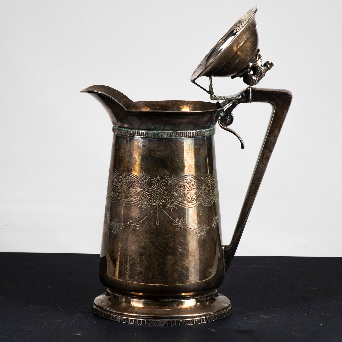 Brocca cioccolatiera in Sheffield con decori incisi e fusione a pieno epoca 1950