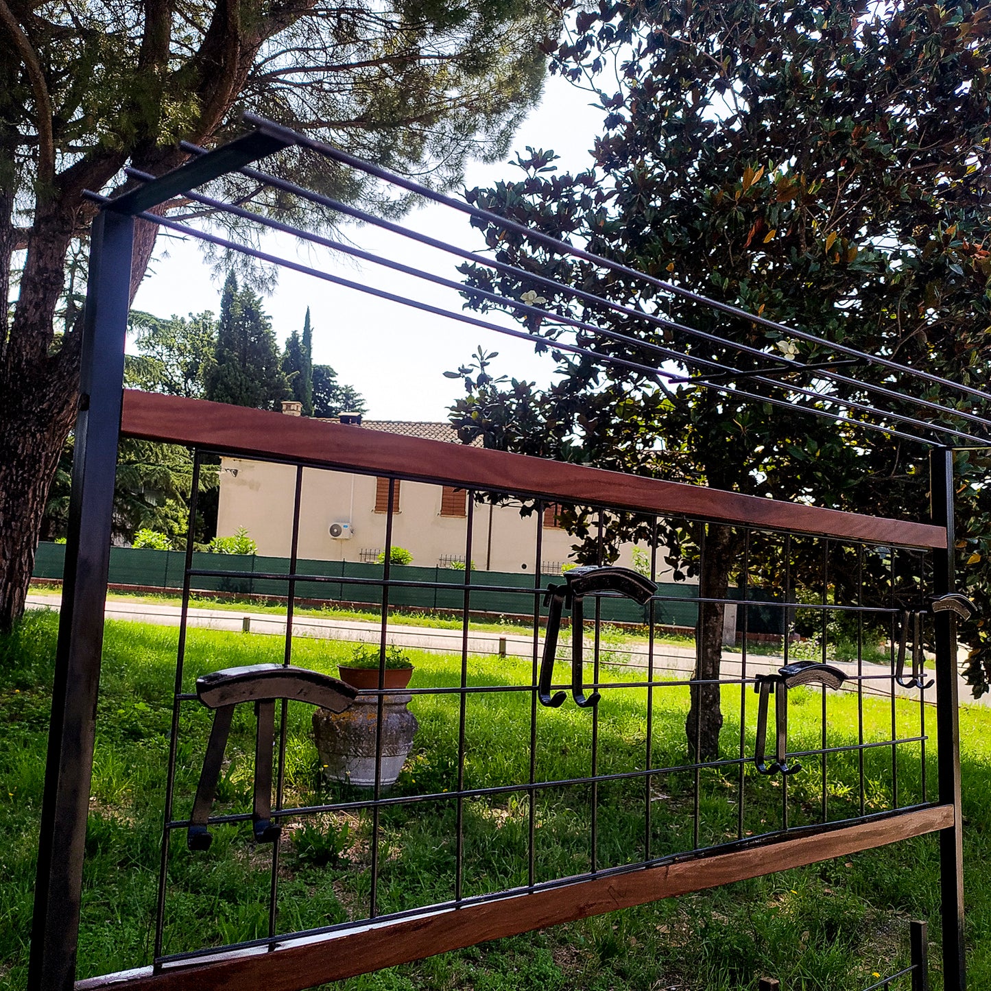 Appendiabiti attaccapanni da ingresso in ferro e legno con cappelliera Danimarca 1960