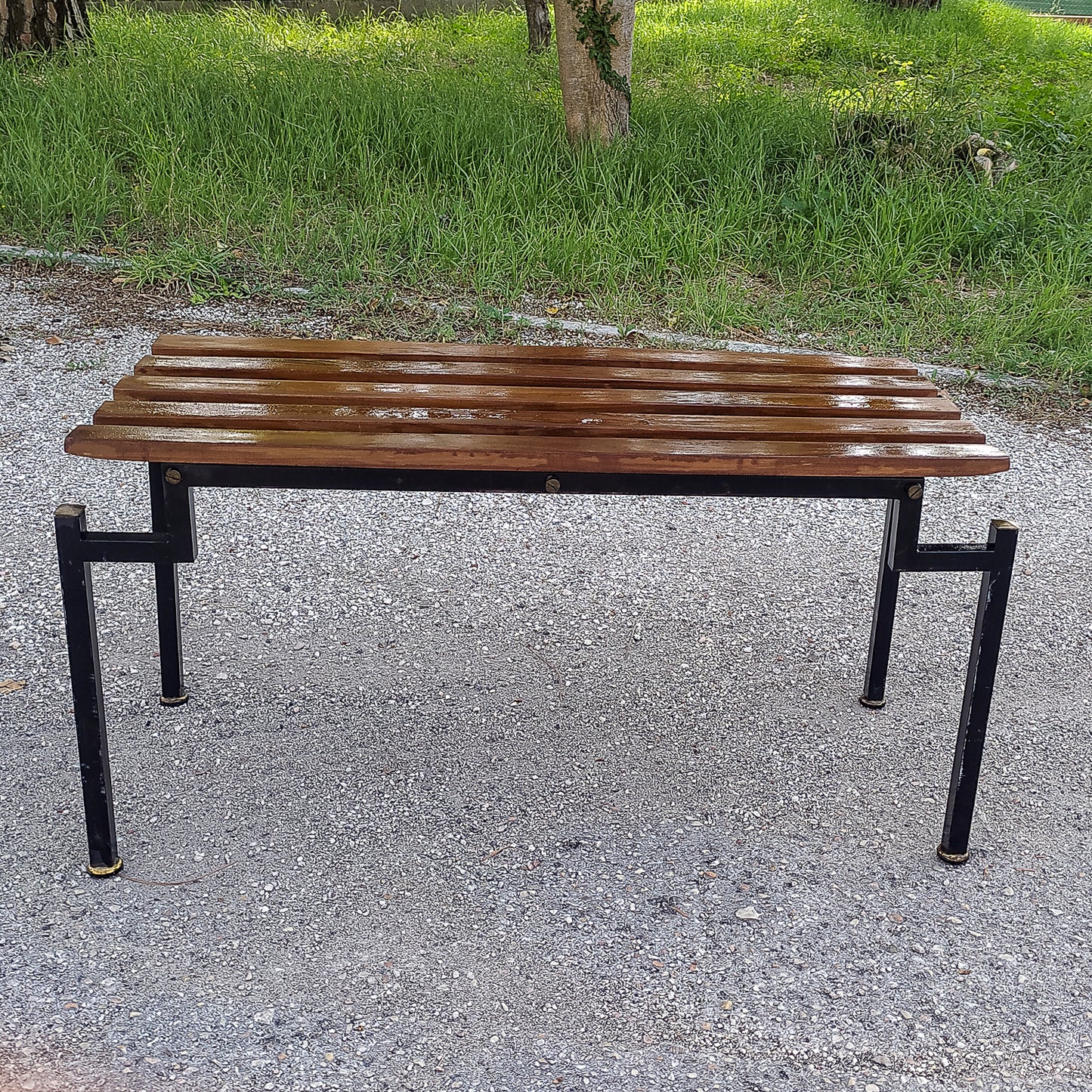 Panca a doghe in legno con struttura in metalo Danimarca 1960