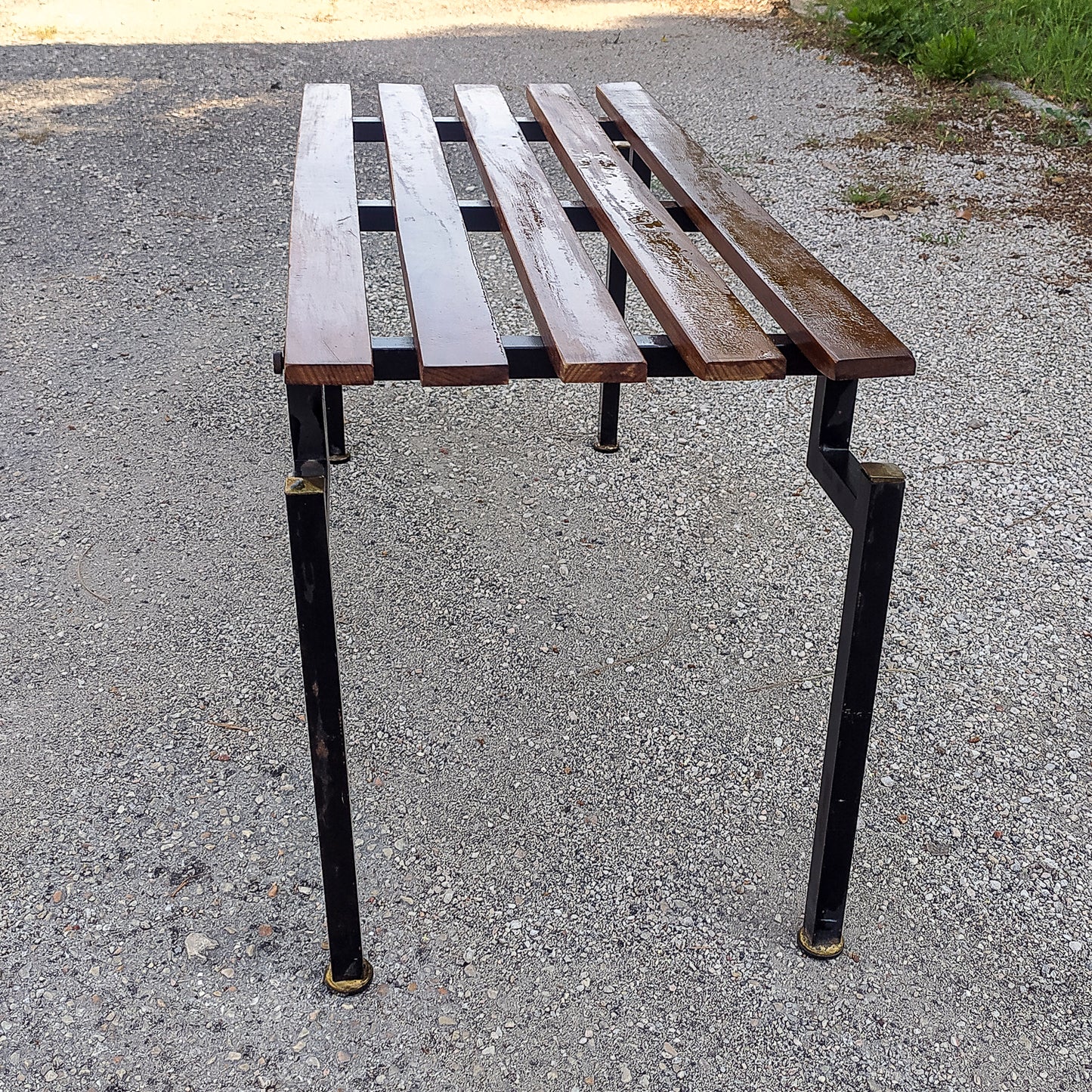 Panca a doghe in legno con struttura in metalo Danimarca 1960