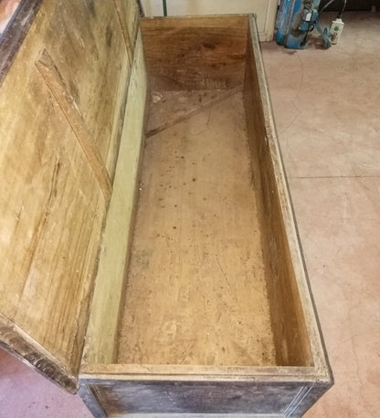 Cassapanca in noce massello con fronte a  tre riquadri Italia epoca primo 800
