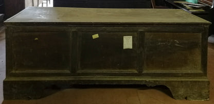 Cassapanca in noce massello con fronte a  tre riquadri Italia epoca primo 800