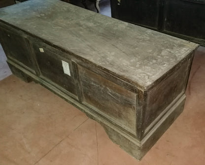 Cassapanca in noce massello con fronte a  tre riquadri Italia epoca primo 800