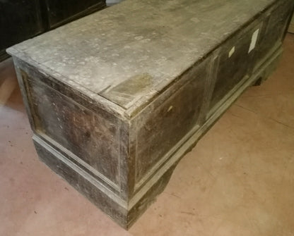 Cassapanca in noce massello con fronte a  tre riquadri Italia epoca primo 800