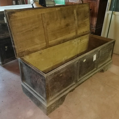 Cassapanca in noce massello con fronte a  tre riquadri Italia epoca primo 800