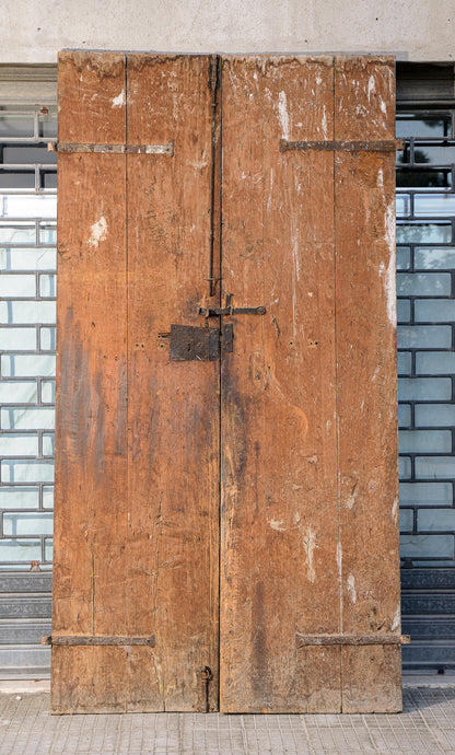 Grande portone a due ante con segni tracce di laccatura decori sotto la vernice Italia epoca 600 Luigi XIV