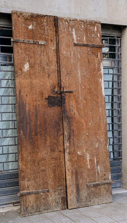 Grande portone a due ante con segni tracce di laccatura decori sotto la vernice Italia epoca 600 Luigi XIV