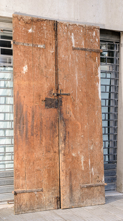 Grande portone a due ante con segni tracce di laccatura decori sotto la vernice Italia epoca 600 Luigi XIV