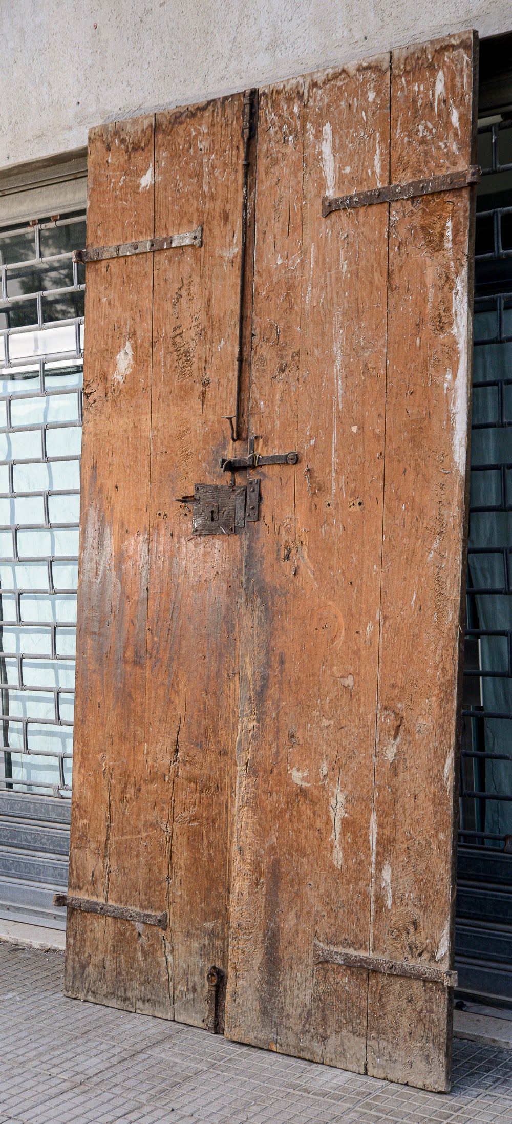 Grande portone a due ante con segni tracce di laccatura decori sotto la vernice Italia epoca 600 Luigi XIV