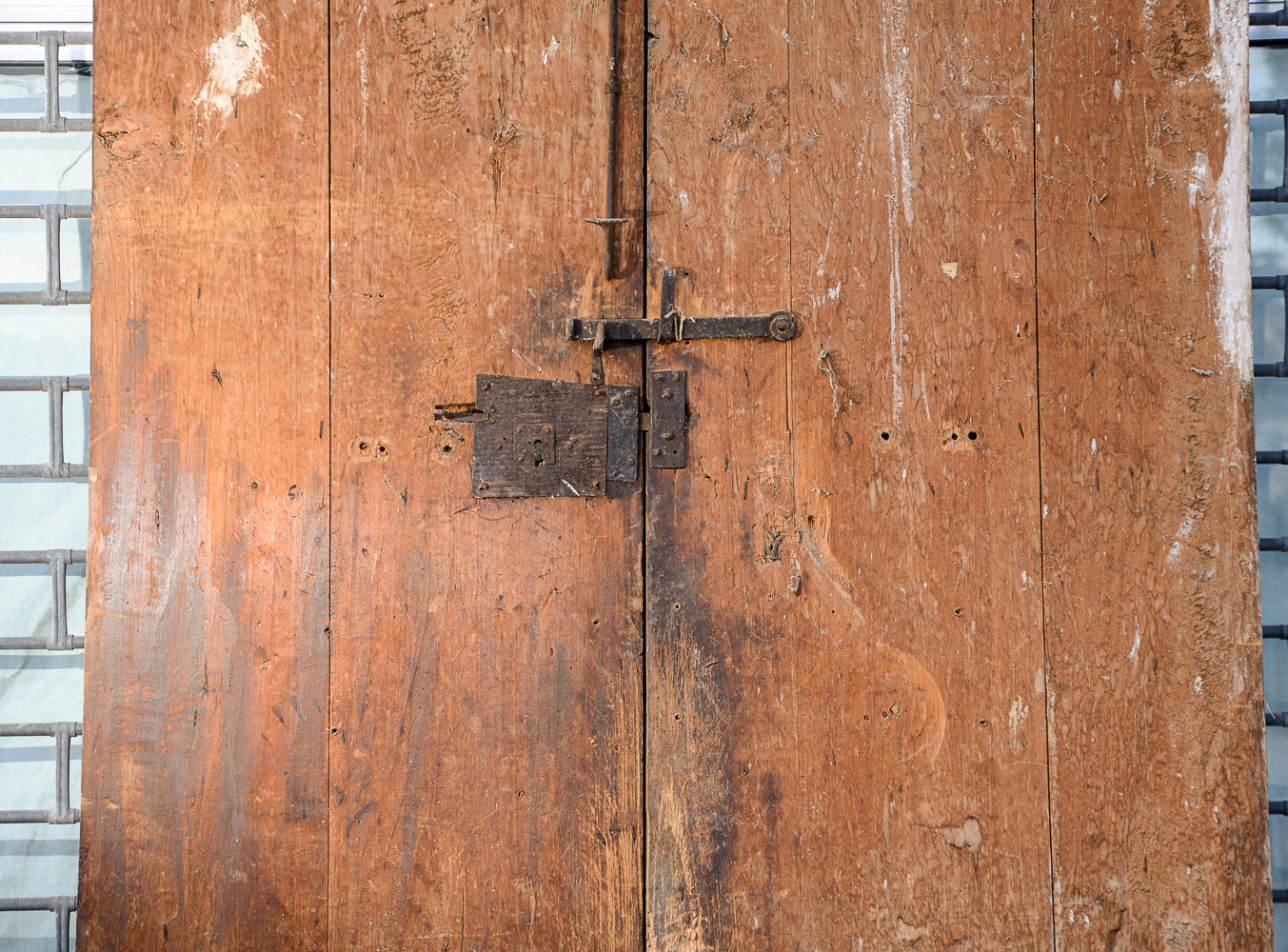 Grande portone a due ante con segni tracce di laccatura decori sotto la vernice Italia epoca 600 Luigi XIV