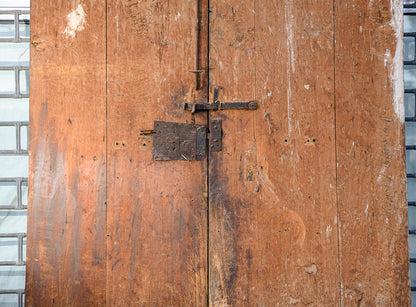Grande portone a due ante con segni tracce di laccatura decori sotto la vernice Italia epoca 600 Luigi XIV