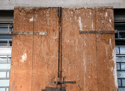 Grande portone a due ante con segni tracce di laccatura decori sotto la vernice Italia epoca 600 Luigi XIV