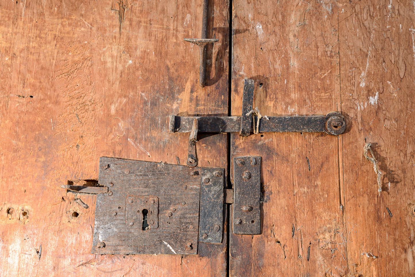 Grande portone a due ante con segni tracce di laccatura decori sotto la vernice Italia epoca 600 Luigi XIV