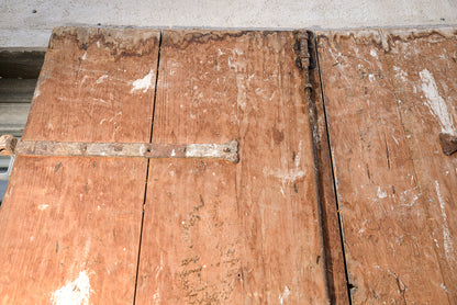 Grande portone a due ante con segni tracce di laccatura decori sotto la vernice Italia epoca 600 Luigi XIV
