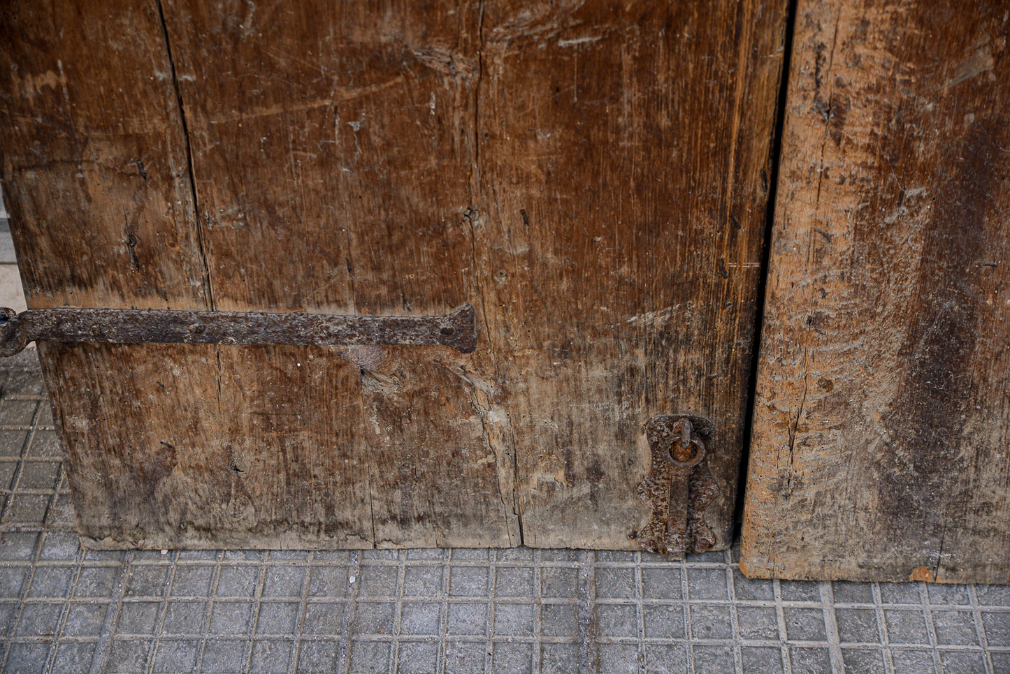 Grande portone a due ante con segni tracce di laccatura decori sotto la vernice Italia epoca 600 Luigi XIV