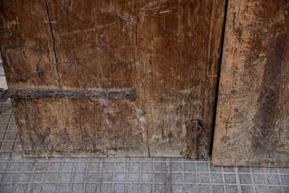 Grande portone a due ante con segni tracce di laccatura decori sotto la vernice Italia epoca 600 Luigi XIV