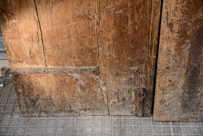 Grande portone a due ante con segni tracce di laccatura decori sotto la vernice Italia epoca 600 Luigi XIV