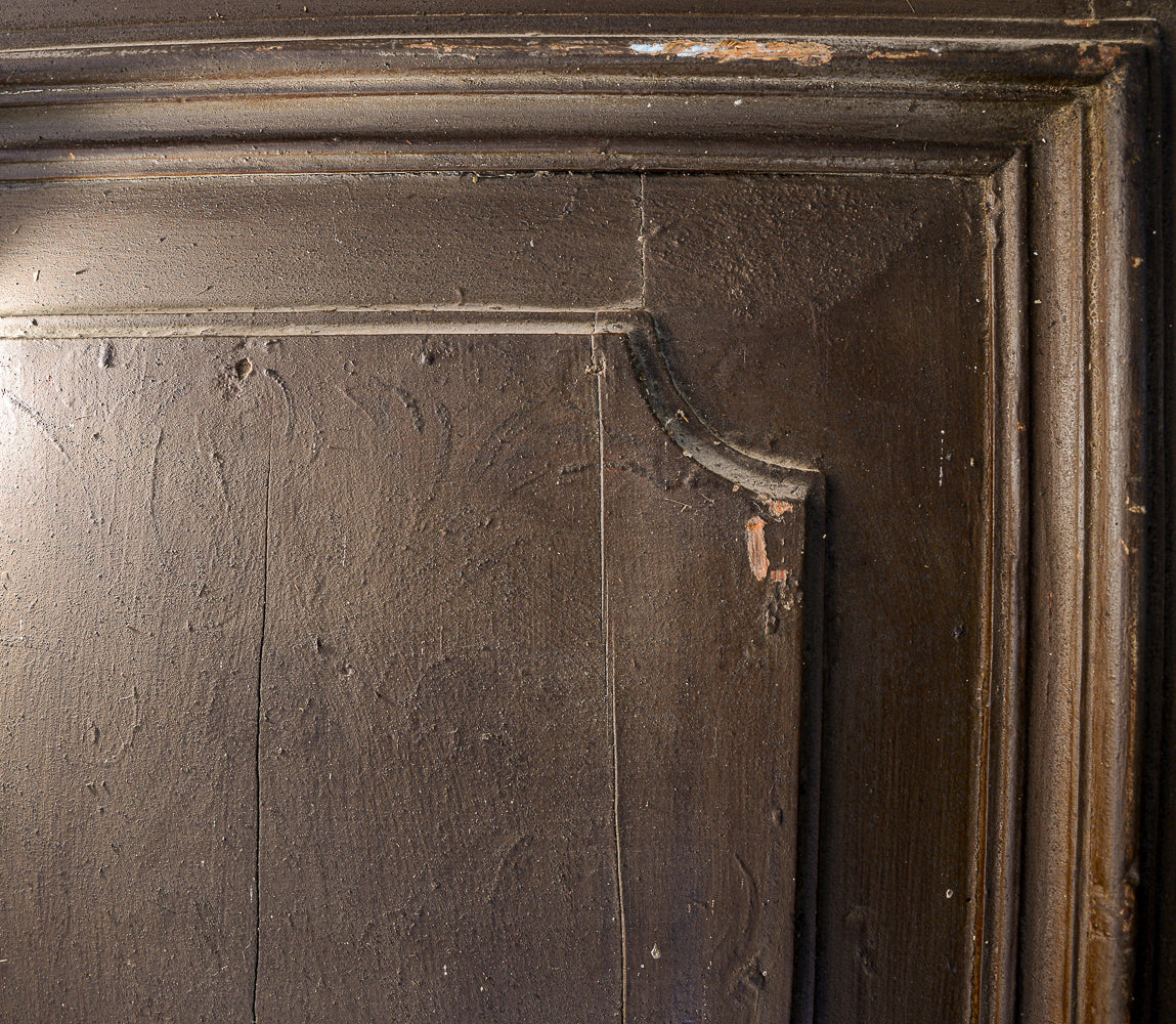 Grande portone a due ante con segni tracce di laccatura decori sotto la vernice Italia epoca 600 Luigi XIV