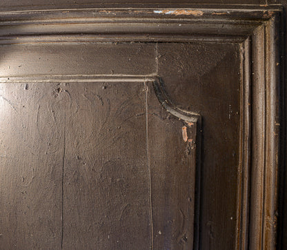 Grande portone a due ante con segni tracce di laccatura decori sotto la vernice Italia epoca 600 Luigi XIV