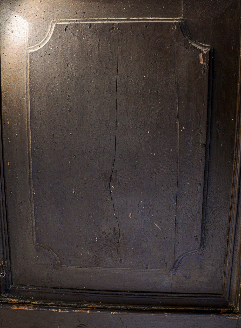 Grande portone a due ante con segni tracce di laccatura decori sotto la vernice Italia epoca 600 Luigi XIV