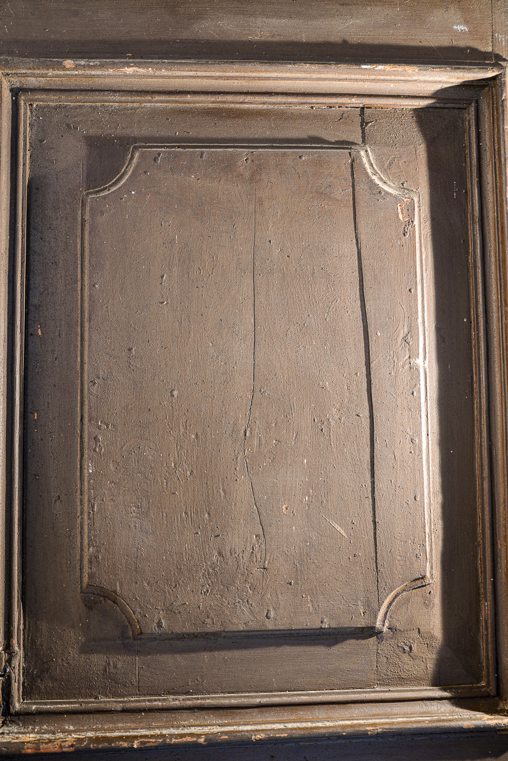 Grande portone a due ante con segni tracce di laccatura decori sotto la vernice Italia epoca 600 Luigi XIV