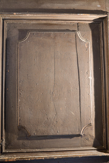 Grande portone a due ante con segni tracce di laccatura decori sotto la vernice Italia epoca 600 Luigi XIV