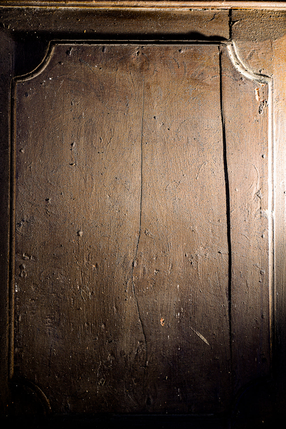 Grande portone a due ante con segni tracce di laccatura decori sotto la vernice Italia epoca 600 Luigi XIV