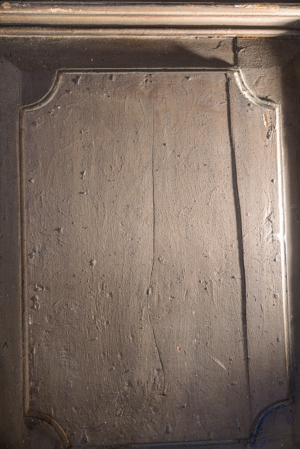 Grande portone a due ante con segni tracce di laccatura decori sotto la vernice Italia epoca 600 Luigi XIV