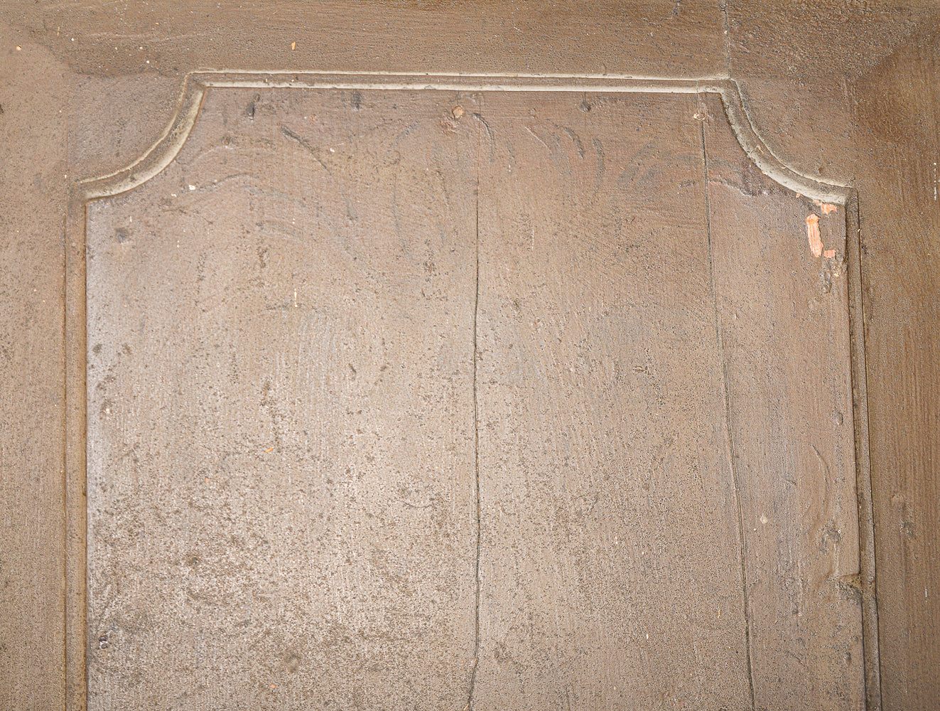 Grande portone a due ante con segni tracce di laccatura decori sotto la vernice Italia epoca 600 Luigi XIV