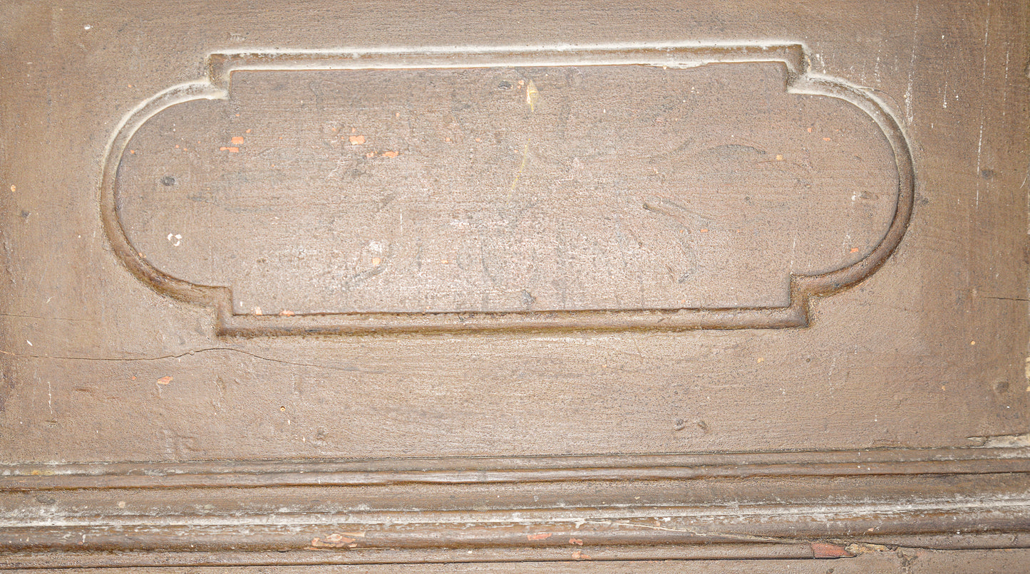 Grande portone a due ante con segni tracce di laccatura decori sotto la vernice Italia epoca 600 Luigi XIV