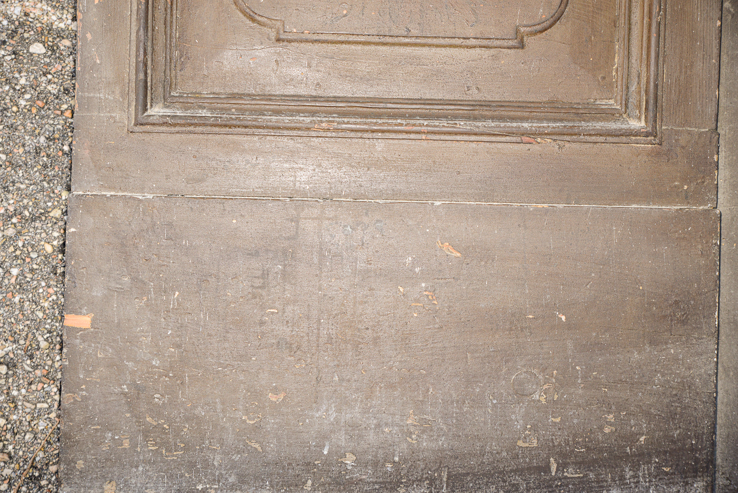 Grande portone a due ante con segni tracce di laccatura decori sotto la vernice Italia epoca 600 Luigi XIV