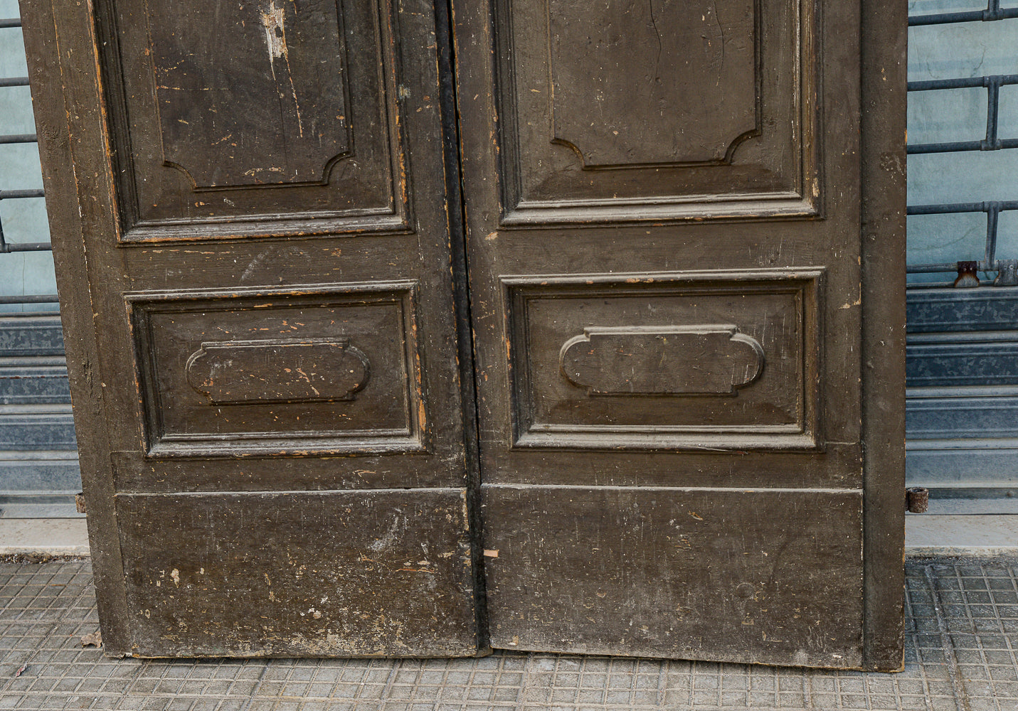 Grande portone a due ante con segni tracce di laccatura decori sotto la vernice Italia epoca 600 Luigi XIV