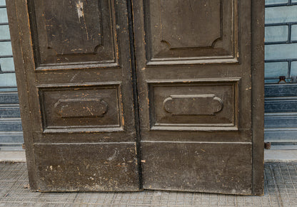 Grande portone a due ante con segni tracce di laccatura decori sotto la vernice Italia epoca 600 Luigi XIV