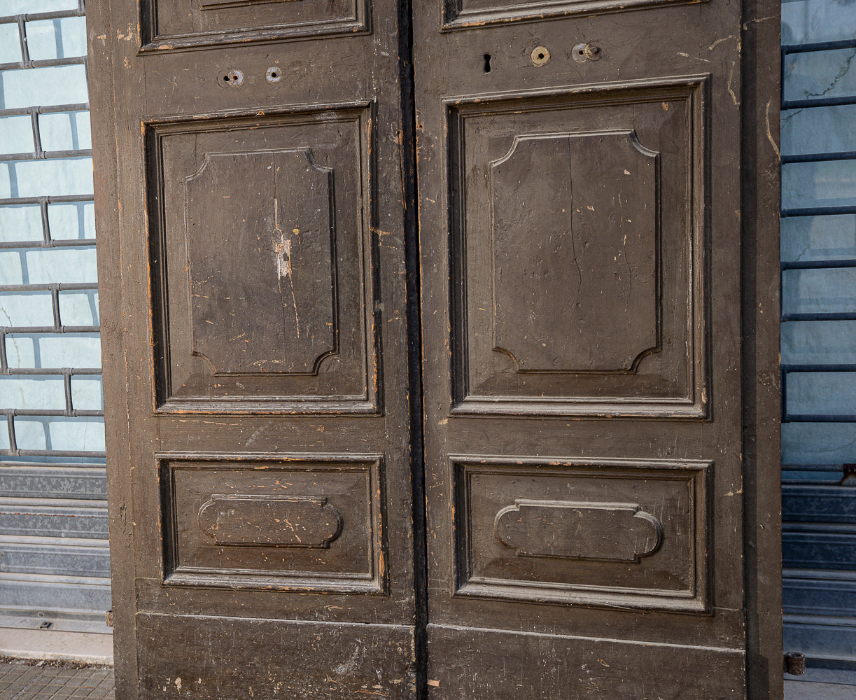 Grande portone a due ante con segni tracce di laccatura decori sotto la vernice Italia epoca 600 Luigi XIV