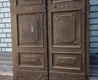 Grande portone a due ante con segni tracce di laccatura decori sotto la vernice Italia epoca 600 Luigi XIV
