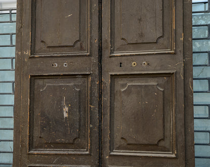 Grande portone a due ante con segni tracce di laccatura decori sotto la vernice Italia epoca 600 Luigi XIV