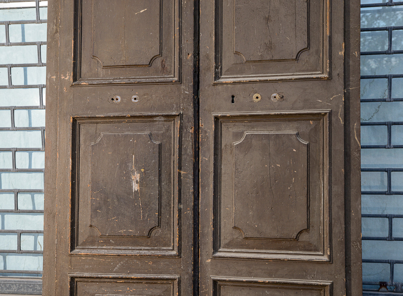 Grande portone a due ante con segni tracce di laccatura decori sotto la vernice Italia epoca 600 Luigi XIV