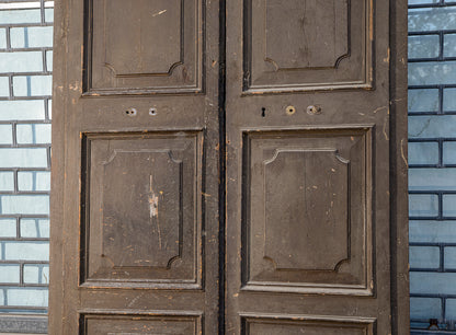 Grande portone a due ante con segni tracce di laccatura decori sotto la vernice Italia epoca 600 Luigi XIV