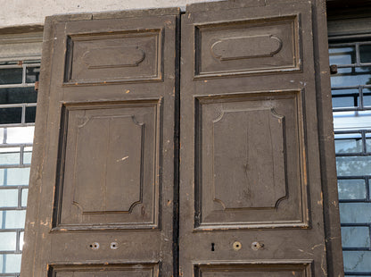 Grande portone a due ante con segni tracce di laccatura decori sotto la vernice Italia epoca 600 Luigi XIV