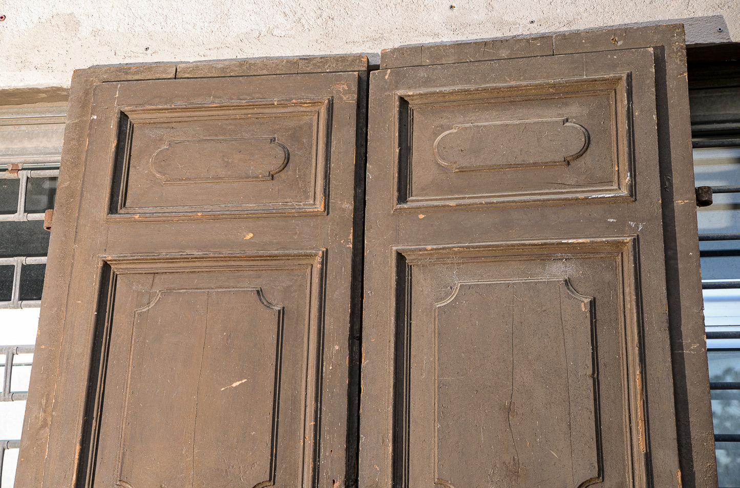 Grande portone a due ante con segni tracce di laccatura decori sotto la vernice Italia epoca 600 Luigi XIV