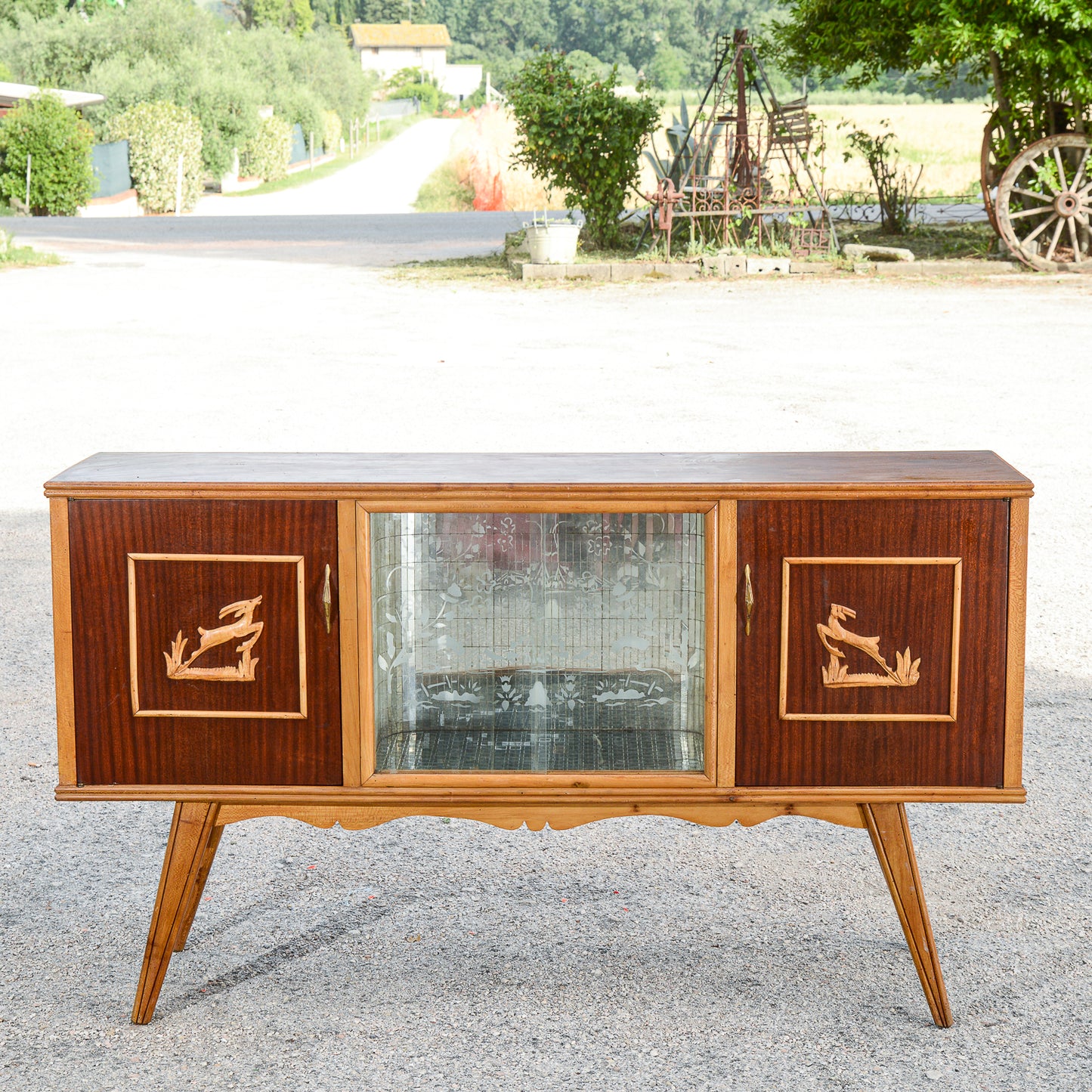Credenza mobile bar bicolre con cevi intagliati Italia 1960